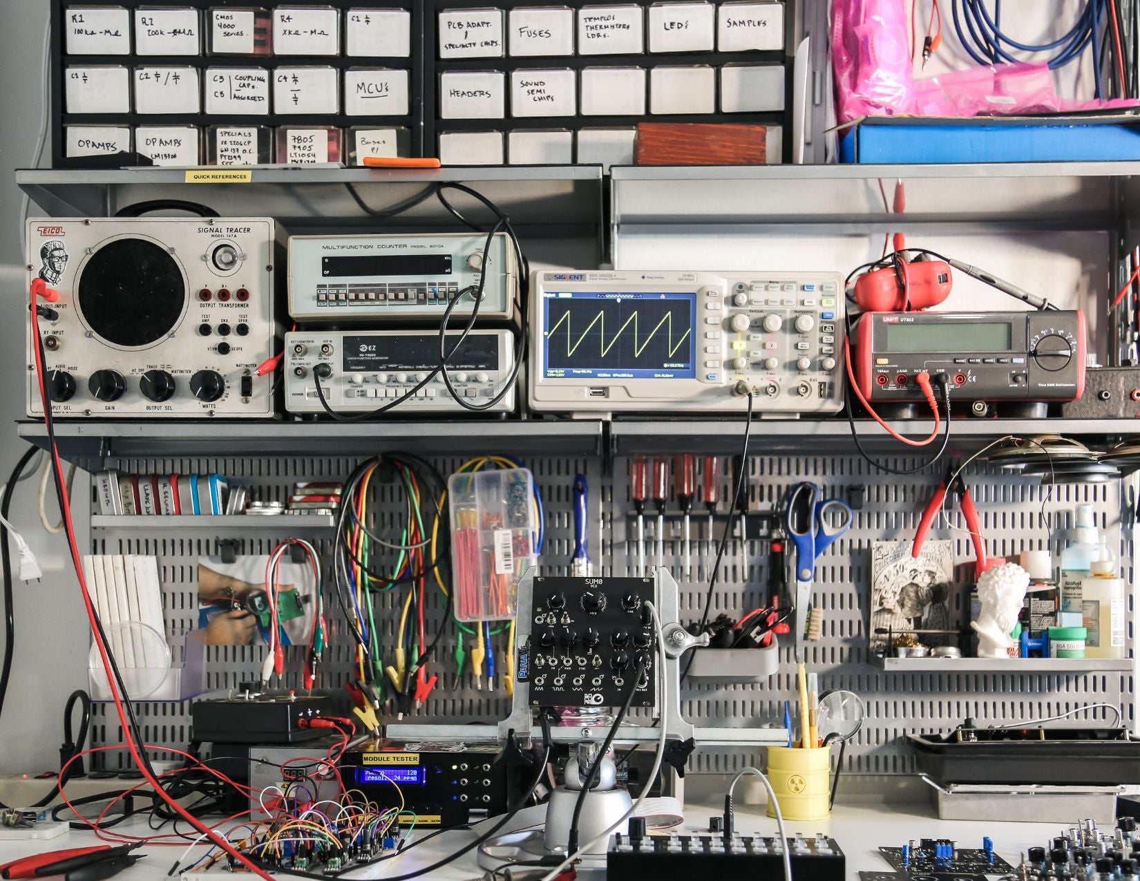 boIn this image you can see our workplace where the Bocuma equipment is made. We show you oscillators, synthesizers, mixers and filters that we manage to make with these few cables and a lot of passion. Modular Systems, filters, synthesis, euroracks etc.cuma